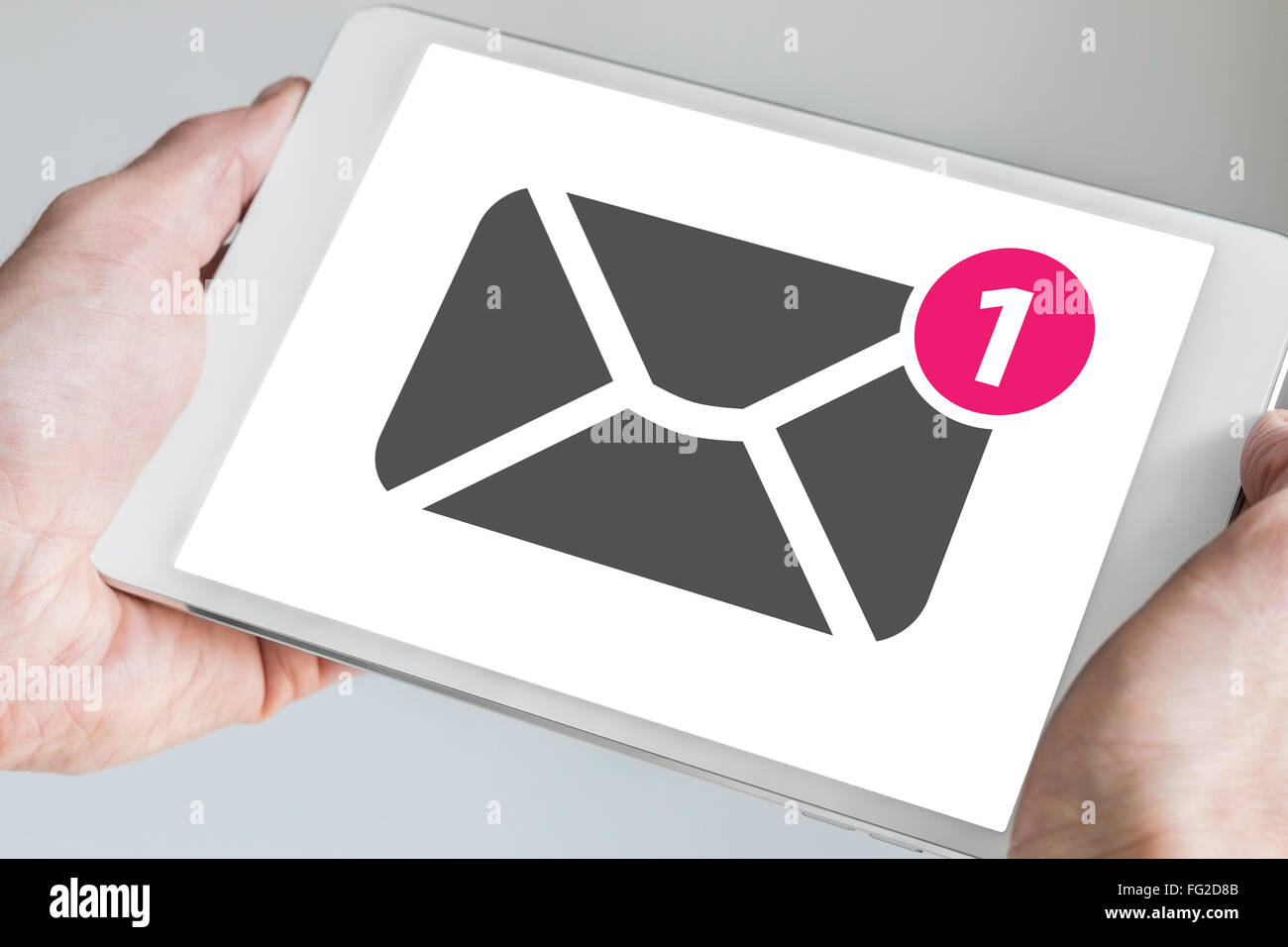 Mobile e-Mail- und Messaging-Konzept auf Touchscreen des modernen Tablet angezeigt in zwei Händen gehalten Stockfoto