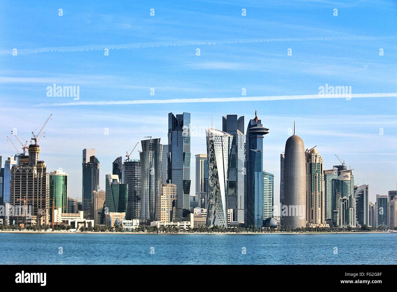 Meer gegen Doha Tower und moderne Gebäude In der Stadt Stockfoto