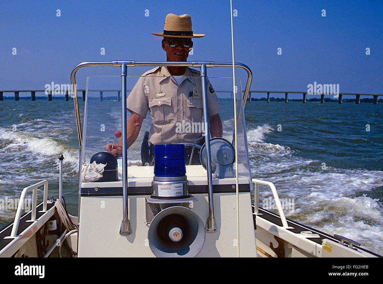 Ocean City, Maryland, USA, 23. Juli 1987 Offizier Norman Mühlen der Maryland Natural Resources-marine-Einheit führt sicherere Bootfahren Inspektionen während patrouillieren in den Gewässern der Isle Of Wight Bucht auf der Westseite von Ocean City, MD  Bildnachweis: Mark Reinstein Stockfoto