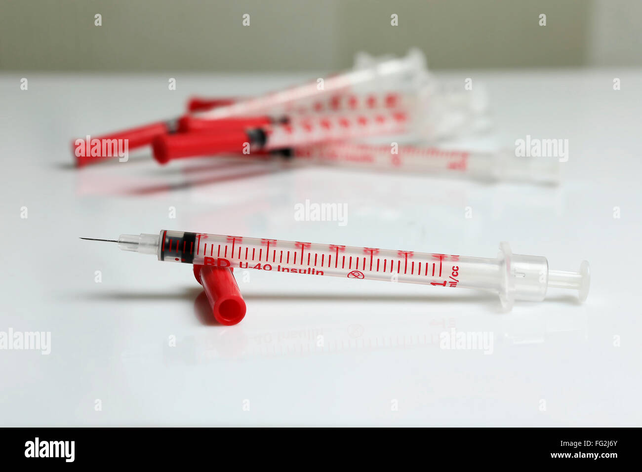 Insulinspritzen mit selektiven Fokus auf weißem Hintergrund Stockfoto