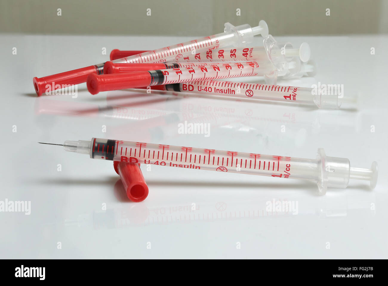 Insulinspritzen mit selektiven Fokus auf weißem Hintergrund Stockfoto