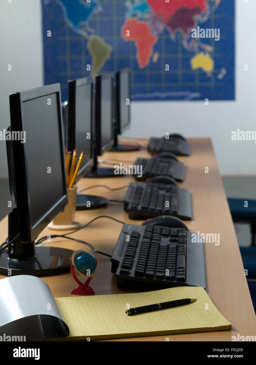 Schwarzer Bildschirmtastatur mit Maus auf Schreibtisch im Büro Stockfoto
