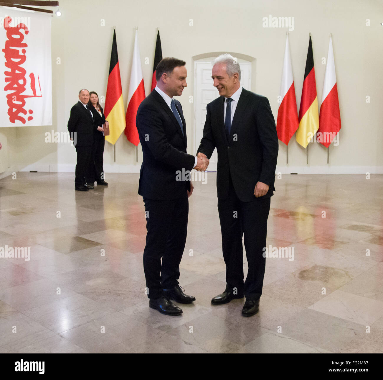 Polnischer Präsident Andrzej Duda (L) begrüßt Präsident der German Bundesrat Stanislaw Tillich (R) im Präsidentenpalast am 17. Februar 2016 in Warschau, Polen. Stockfoto