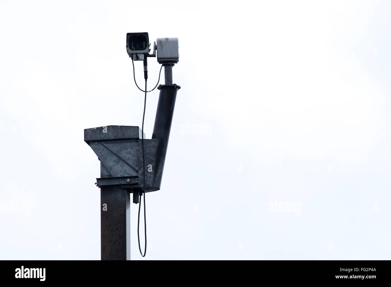 Überwachungskamera vor einem einfarbigen Hintergrund. Stockfoto