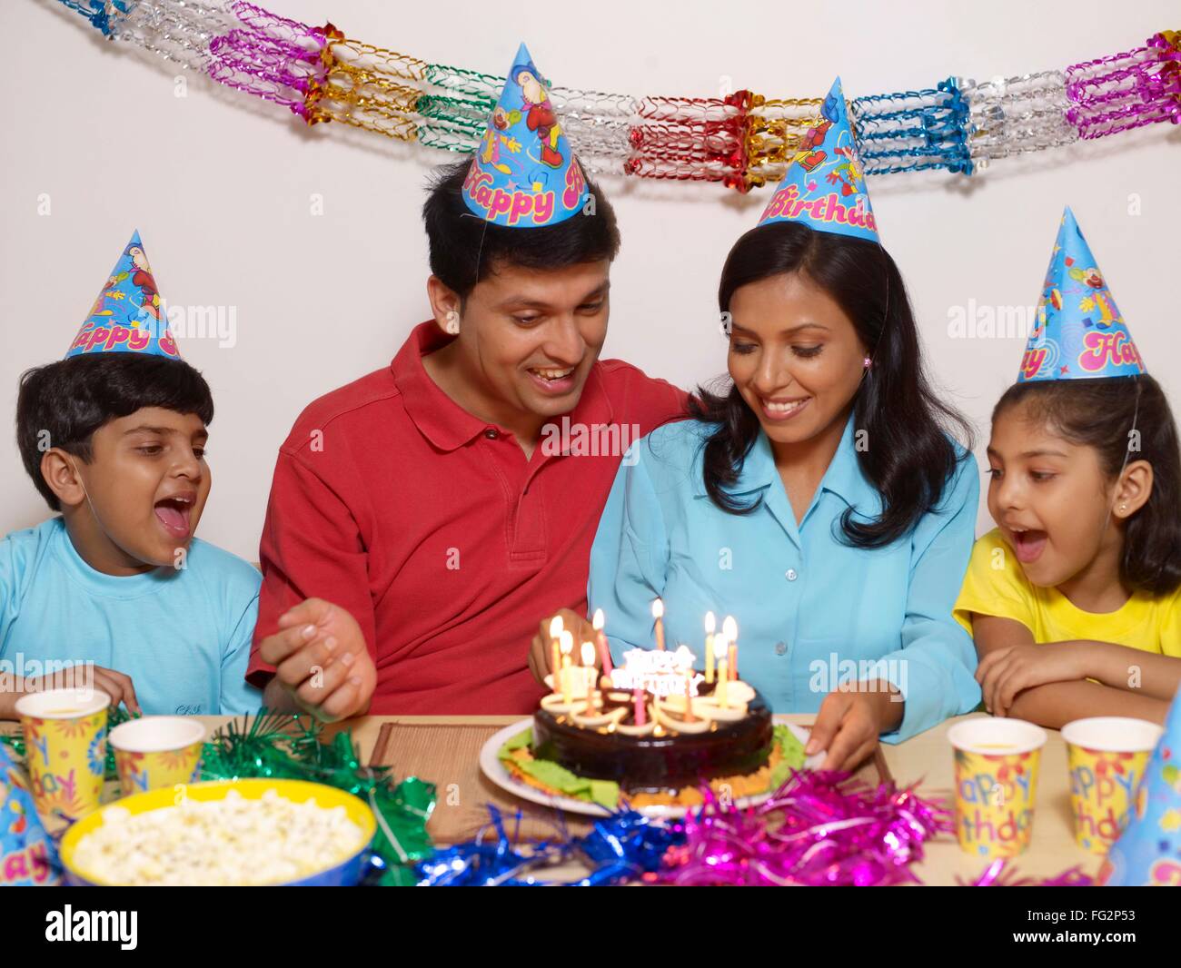 Eltern mit Kindern Geburtstag feiern, Herr #702R, Herr #702S, #702T Herr, Herr #702U Stockfoto