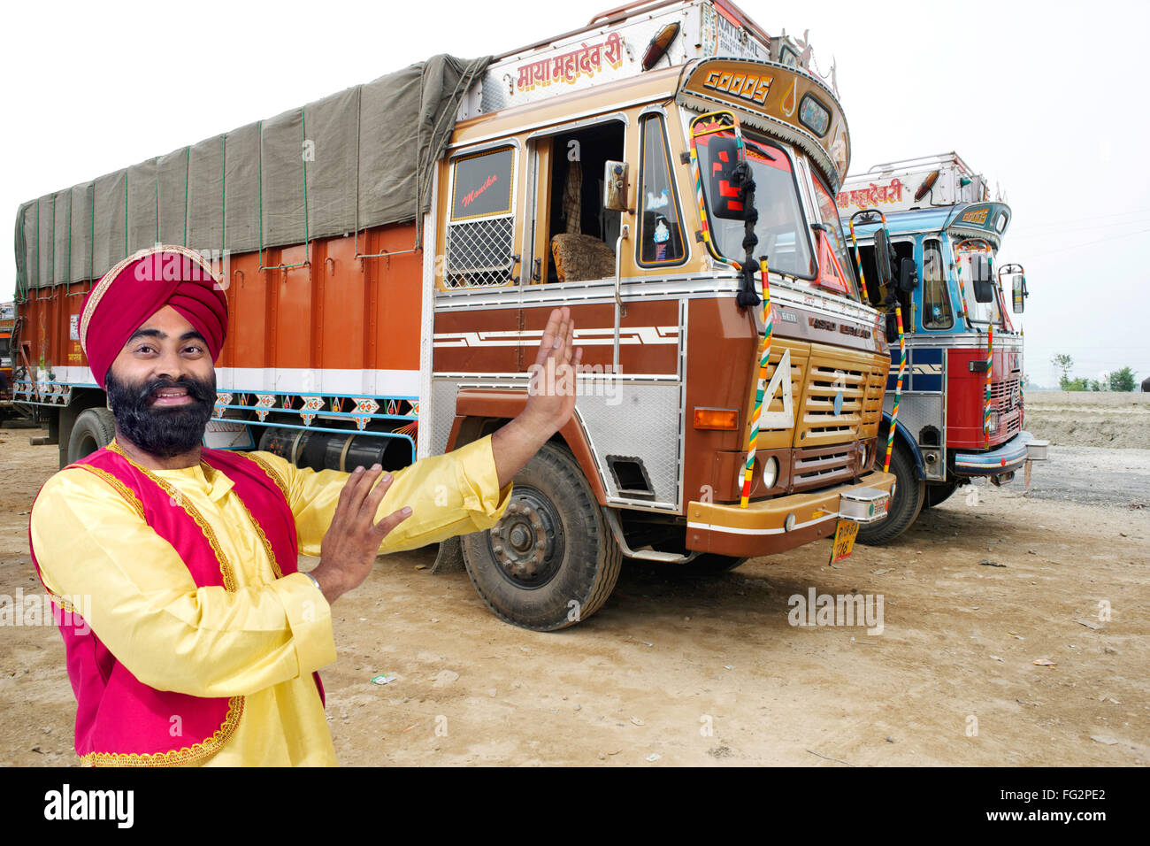 Sikh Mann in Bhangra posieren am LKW stehen Herr #779A Stockfoto