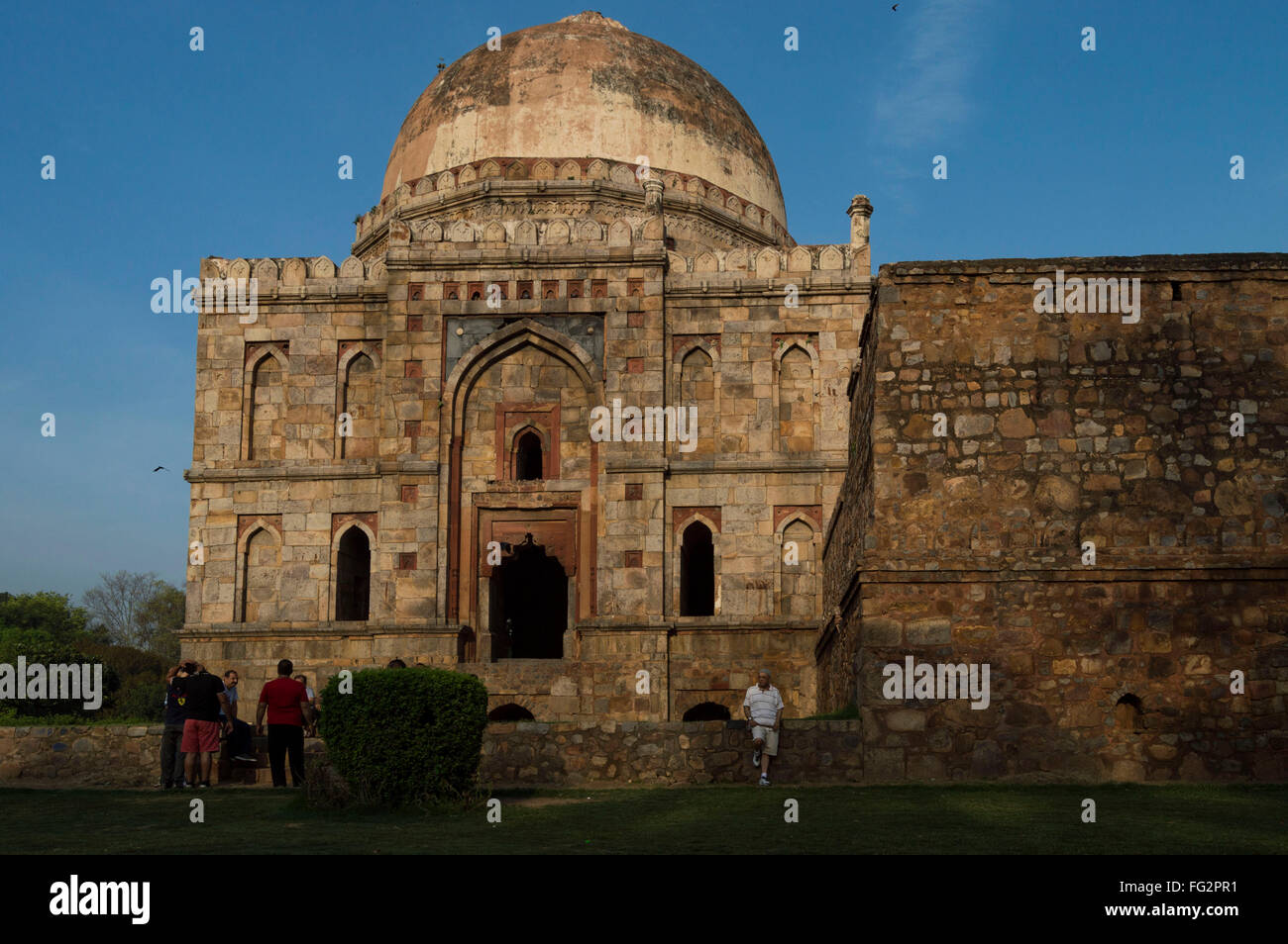 Bara Gumbad ist ein altes Denkmal, errichtet im Jahre 1490 in Delhi, während der Lodi-Dynastie, wahrscheinlich von Sikandar Lodi. Stockfoto