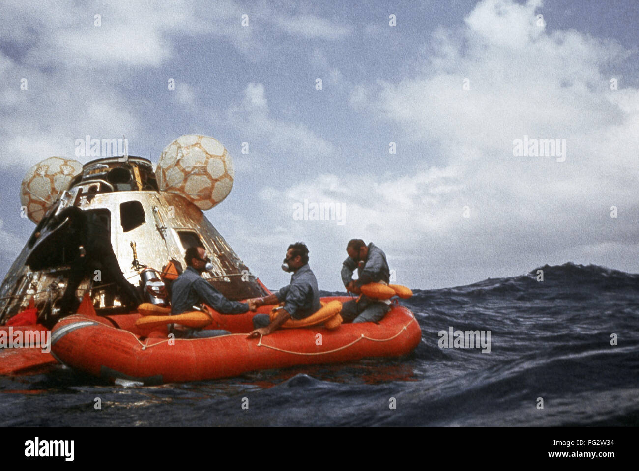 APOLLO 12, 1969. /nSplashdown von Apollo 12 Monitorbox im Pazifischen Ozean. Fotografie, 24. November 1969. Stockfoto