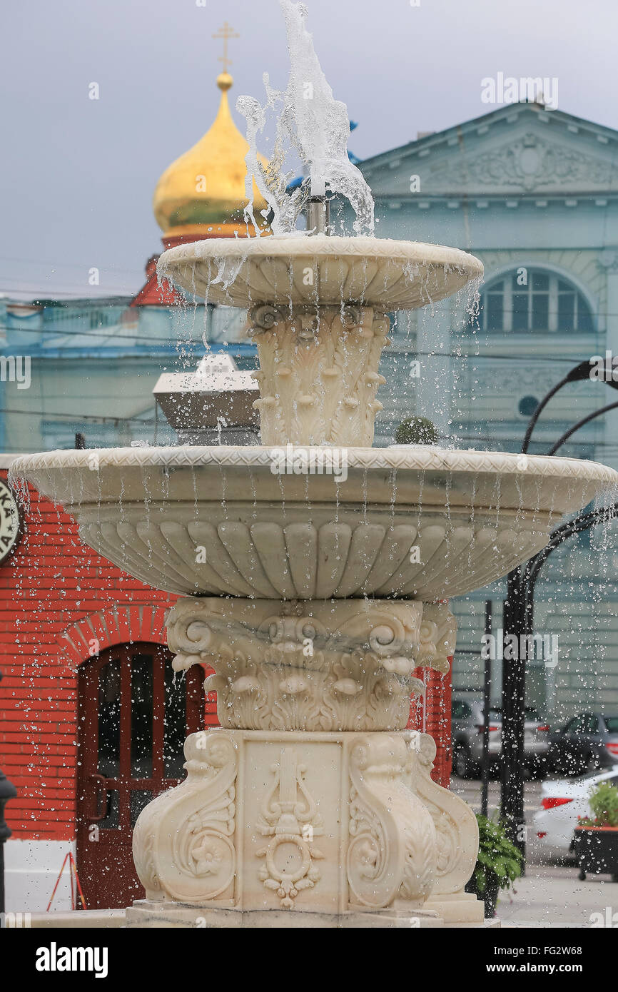 Alten Springbrunnen im Park vor dem Hintergrund der goldenen Kuppel des Tempels. Stockfoto