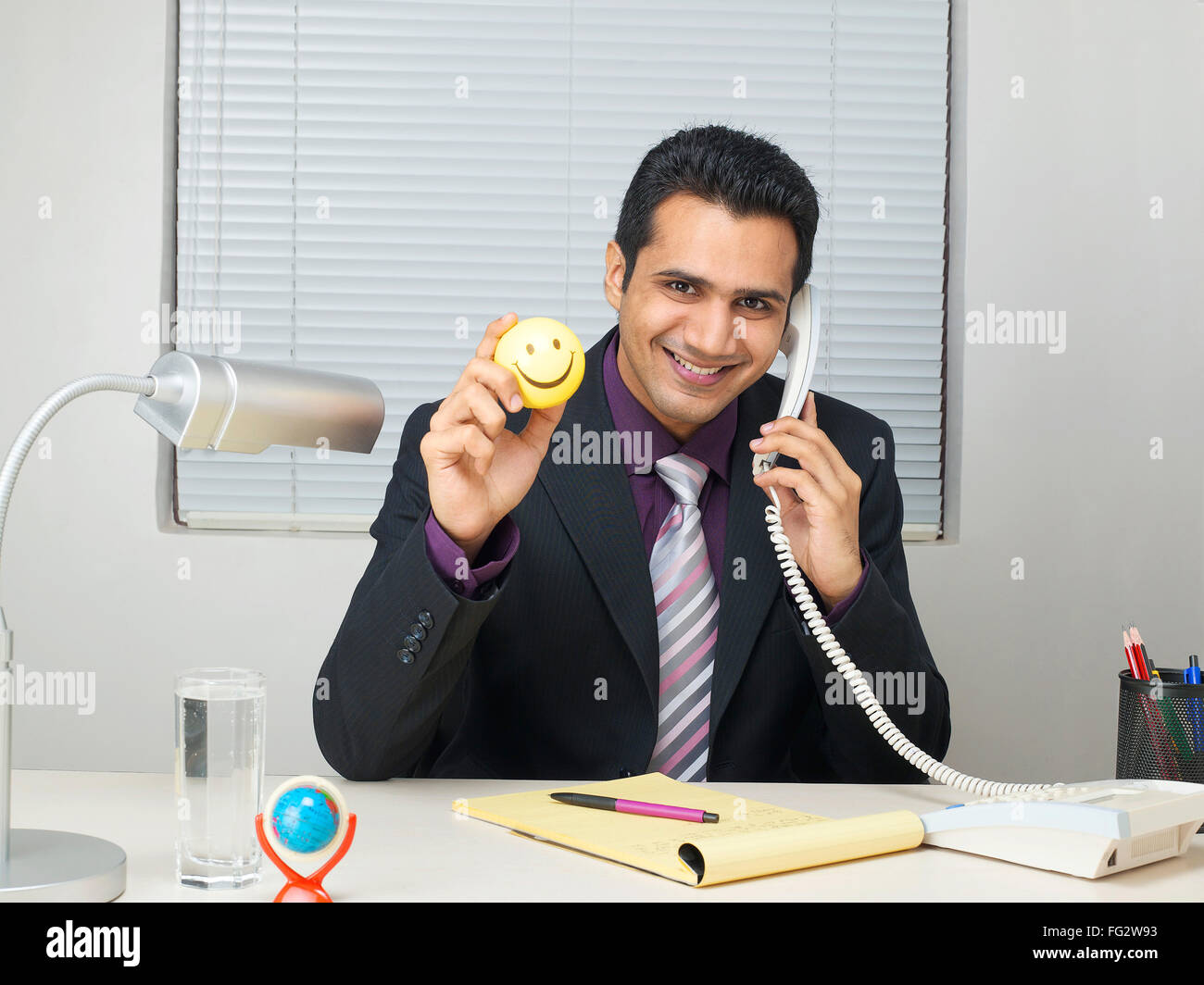 Exekutive am Telefon zeigen Smiley Kugel Herr #779 K Stockfoto