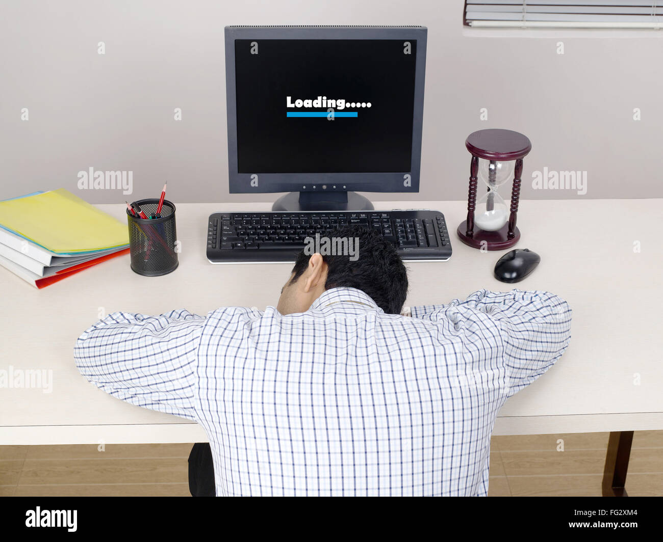 Exekutive ruht auf Schreibtisch laden auf Computer - Model Release # 779 K Stockfoto