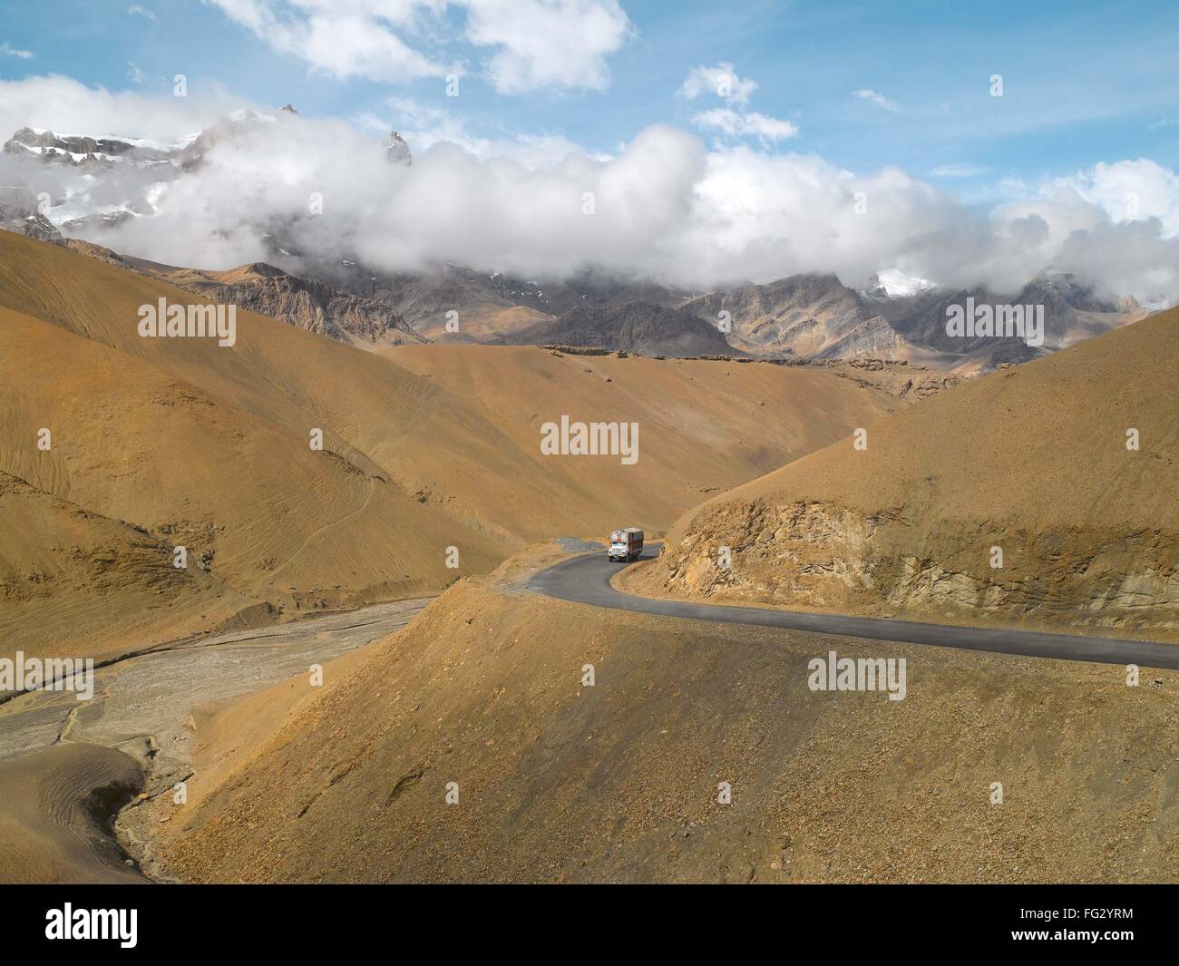 LKW auf Srinagar-Leh-Highway; Ladakh; Jammu und Kaschmir; Indien Stockfoto