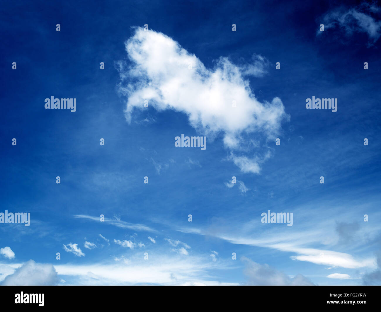 Weiße Wolkenbildung gegen blauen Himmel Stockfoto