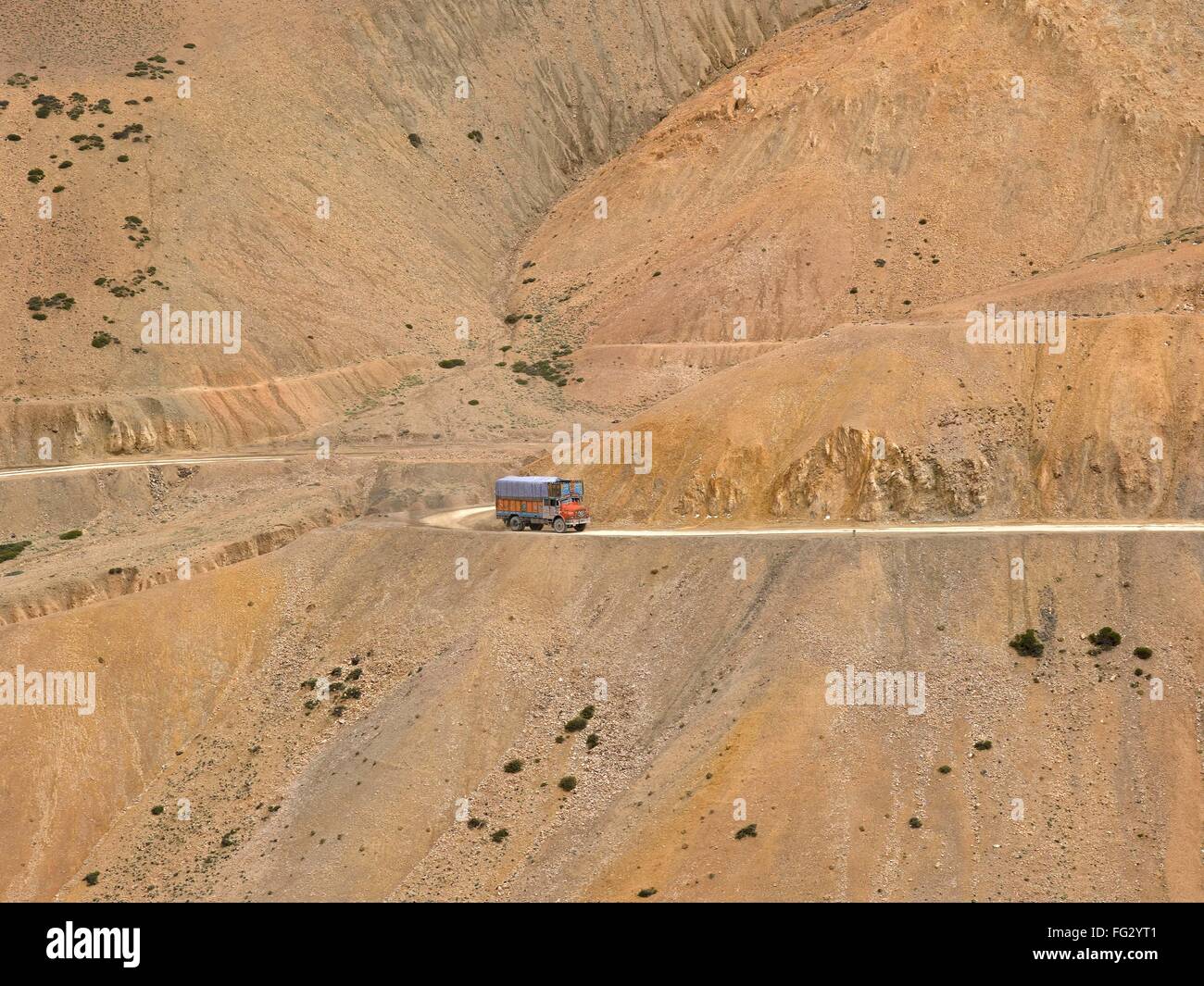 LKW auf Srinagar-Leh-Highway; Ladakh; Jammu und Kaschmir; Indien Stockfoto