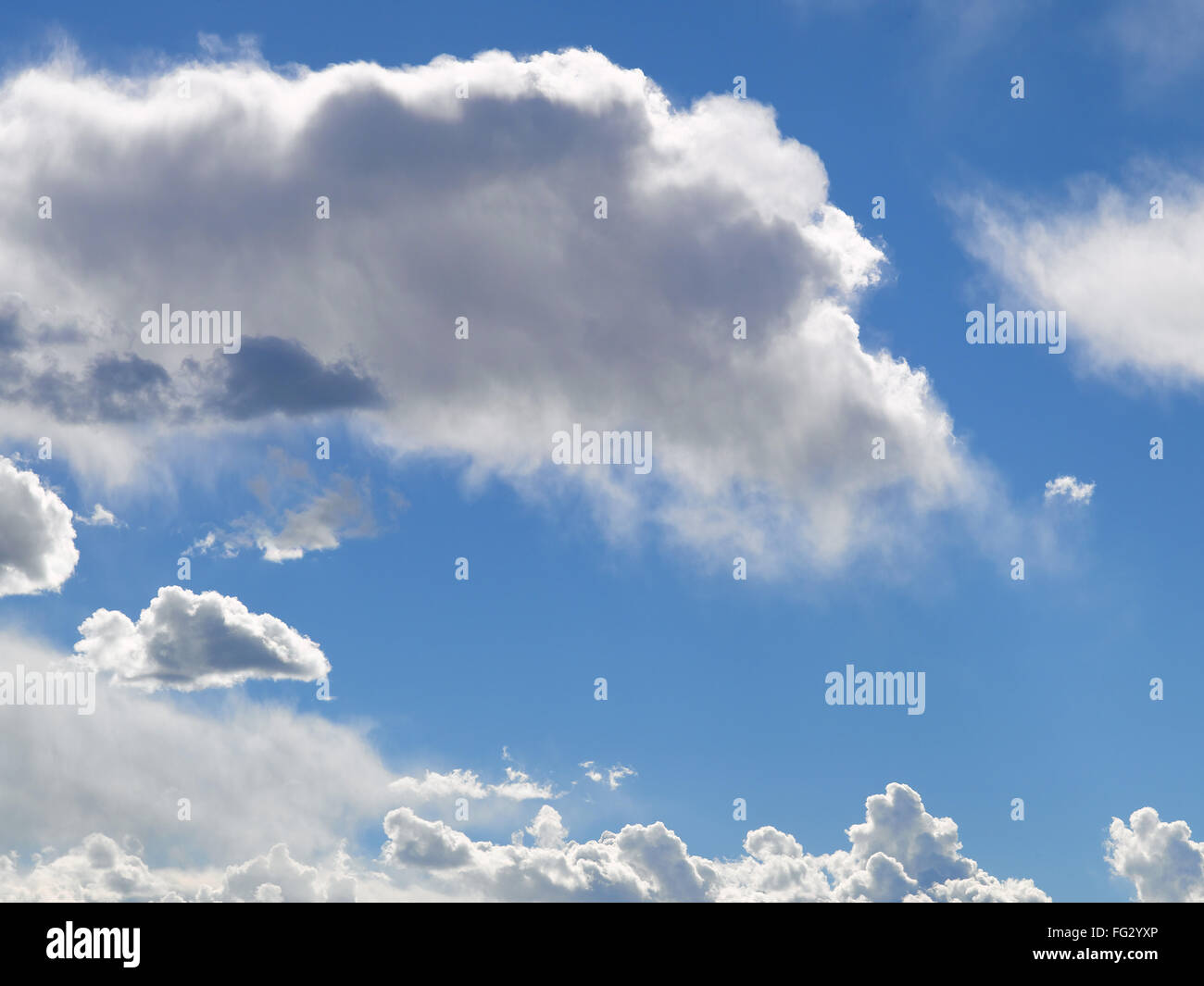 Weiße Wolkenbildung gegen blauen Himmel Stockfoto