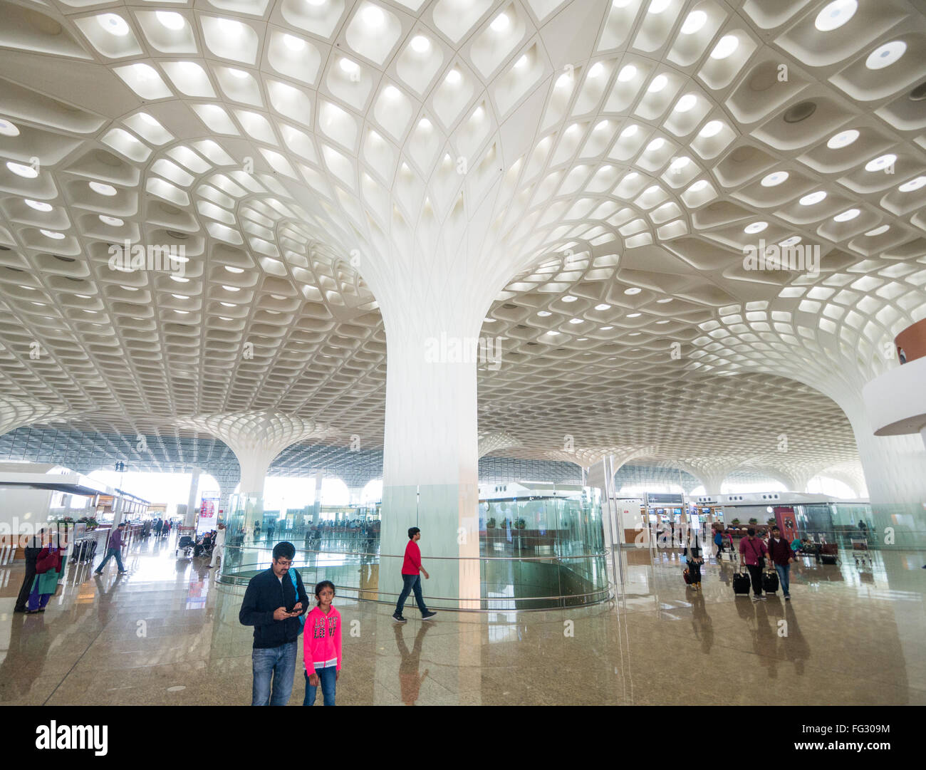 Abflughalle im Terminal 2 am Flughafen Chhatrapati Shivaji in Mumbai Indien Stockfoto