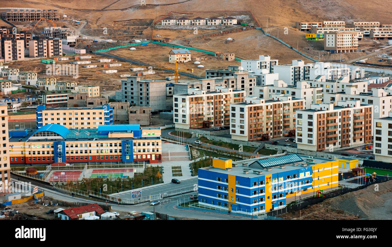 Die amerikanische Schule von Ulaanbaatar betrachtet aus das Zaisan Denkmal. Stockfoto