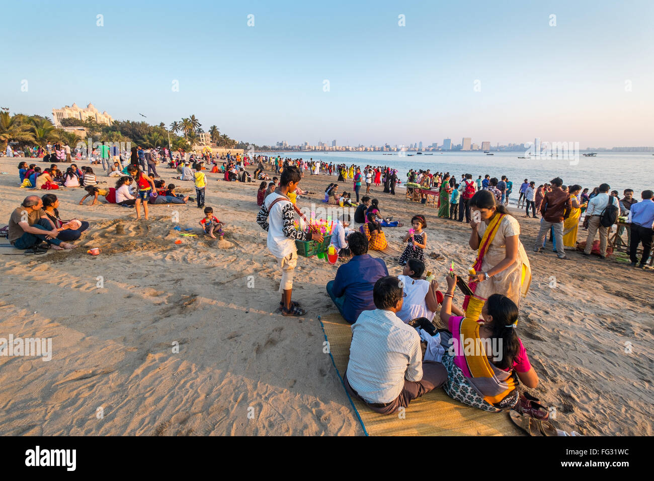 Massen indischer Touristen genießen den Abend am Chowpatty Beach, Mumbai, Indien Stockfoto