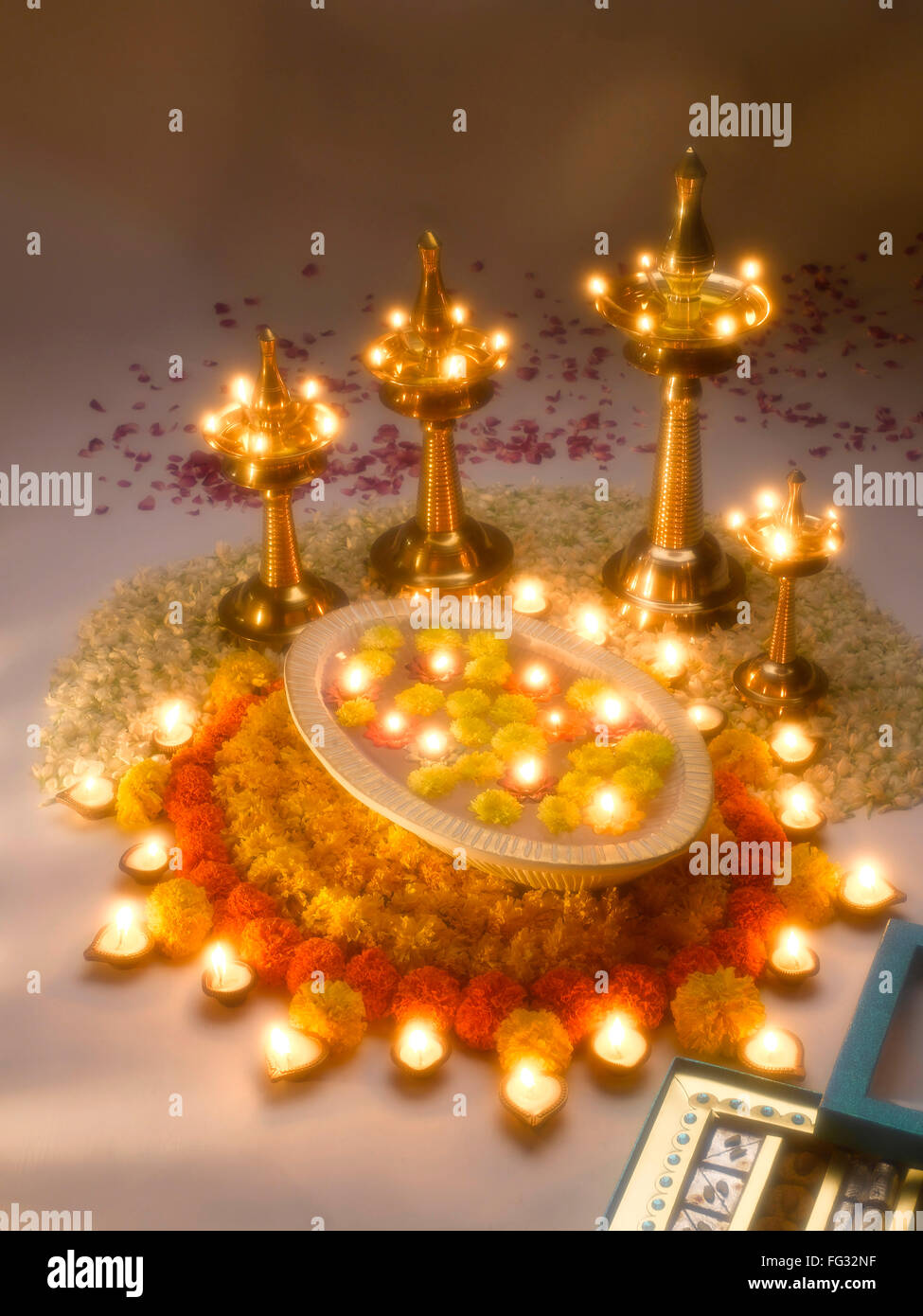 Diyas Öl Lampen und Blumen Arrangement für Diwali-fest; Indien Stockfoto