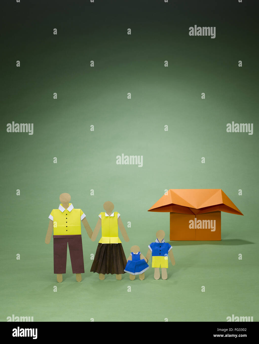 Origami-Familie Symbol vor Haus Indien Asien Stockfoto