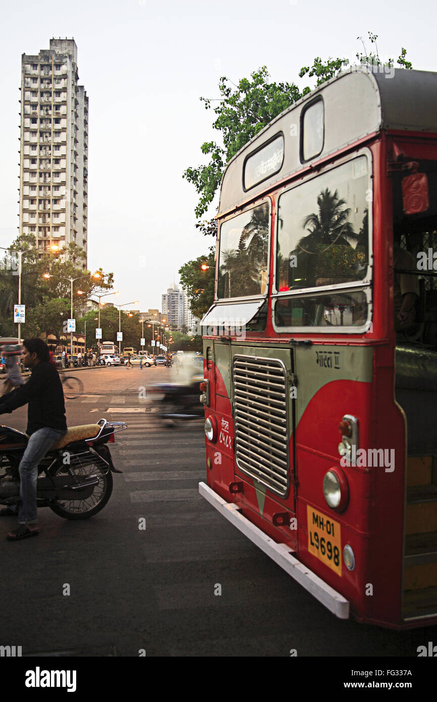 Straße Verkehr auf Straße B.E.S.T Stadt Bus und Wolkenkratzer bauen, Bombay Mumbai, Maharashtra, Indien Stockfoto