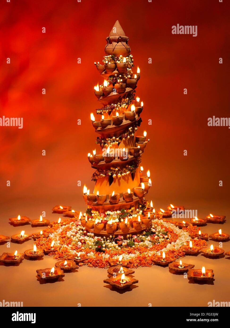 Diyas und Blumen Arrangement für Diwali-fest; Indien Stockfoto