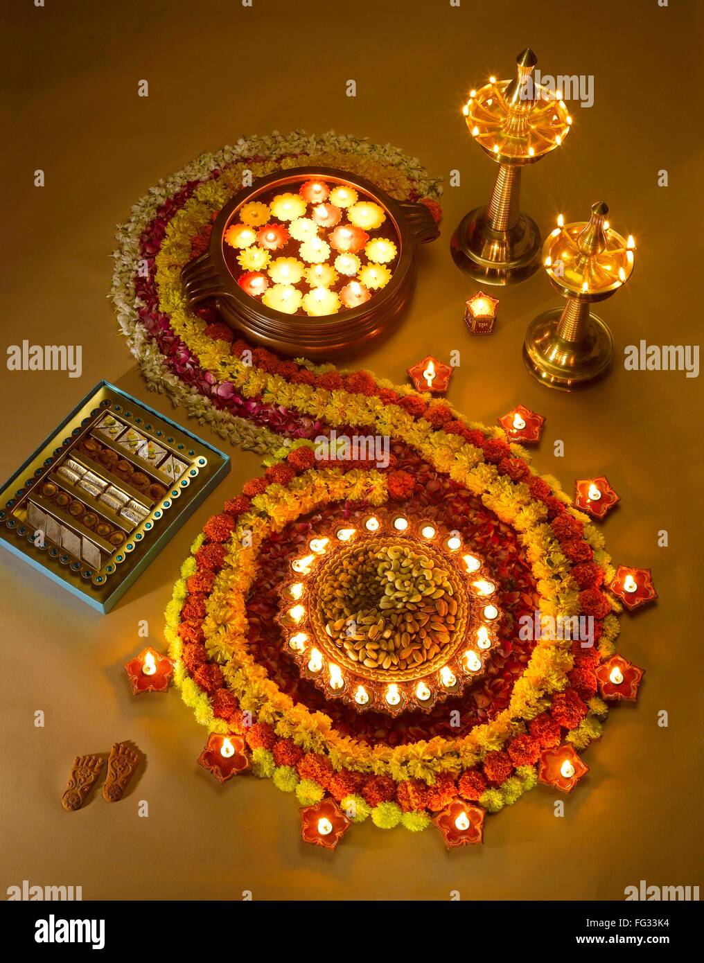 Diyas Öl Lampen Süßigkeiten und Blumen Arrangement für Diwali-fest; Indien Stockfoto