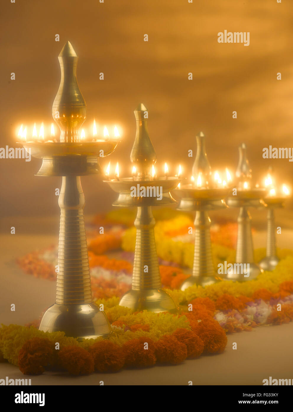 Messing Lampen und Blumen Dekoration während Diwali-fest; Indien Stockfoto