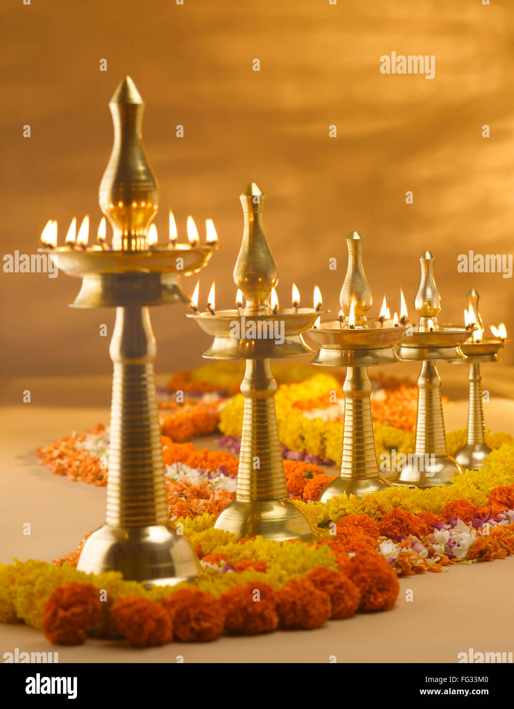 Messinglampen und Blumen Dekoration während Diwali Festival Indien Indisch Asien Asiatisch Stockfoto