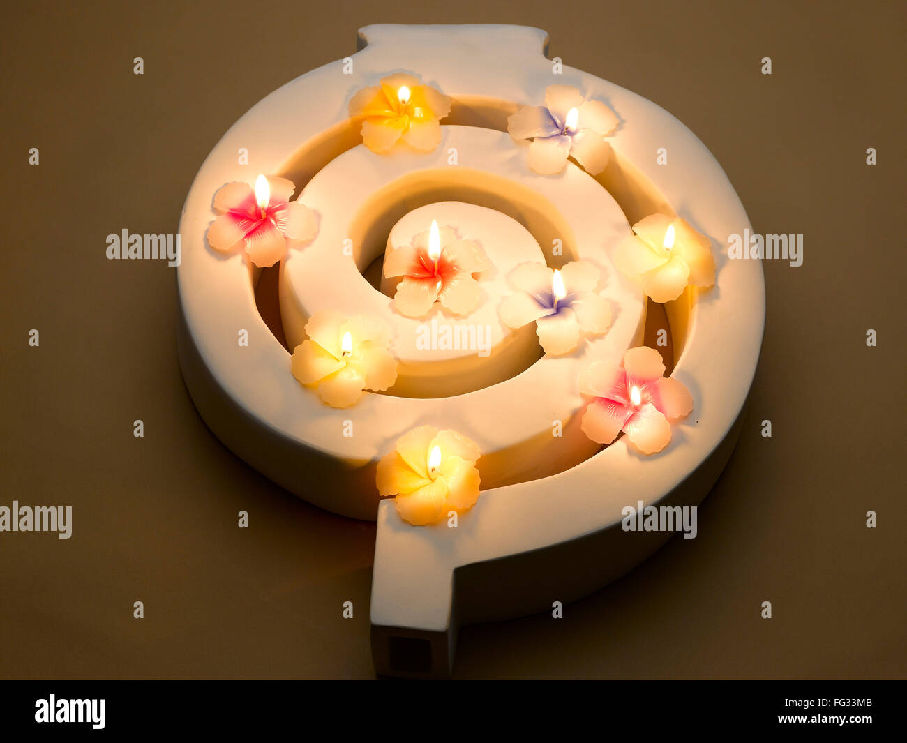 Wachs-Lampen in Blütenform auf Diwali-fest geschmückt; Indien Stockfoto