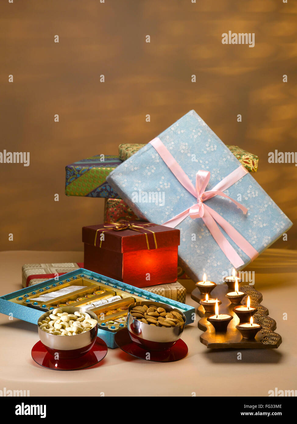 Geschenke-Box; Süßigkeiten; Trockenfrüchte und Öllampen für Diwali-fest; Indien Stockfoto