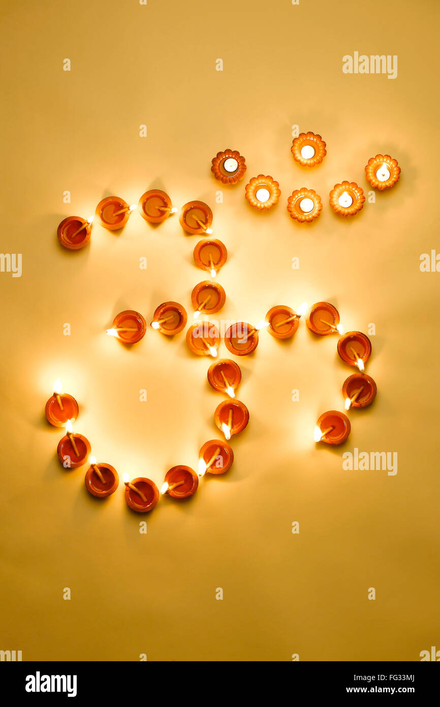 Diven in Om Form anlässlich Diwali-fest Pune Maharashtra Indien Asien Stockfoto