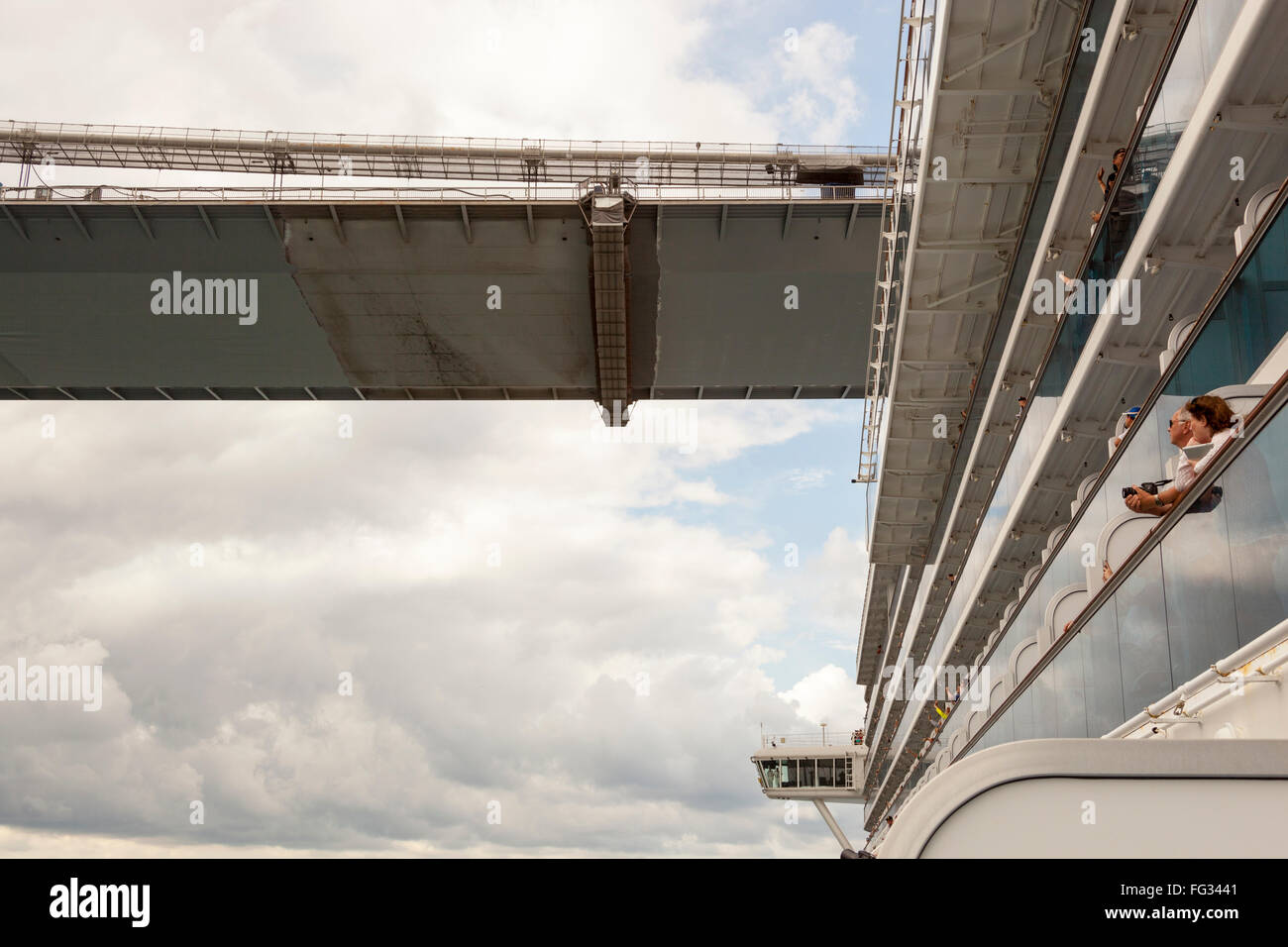 Kreuzfahrt Schiff segeln unter Fatih Sultan Mehmet-Brücke, Istanbul, Türkei Stockfoto