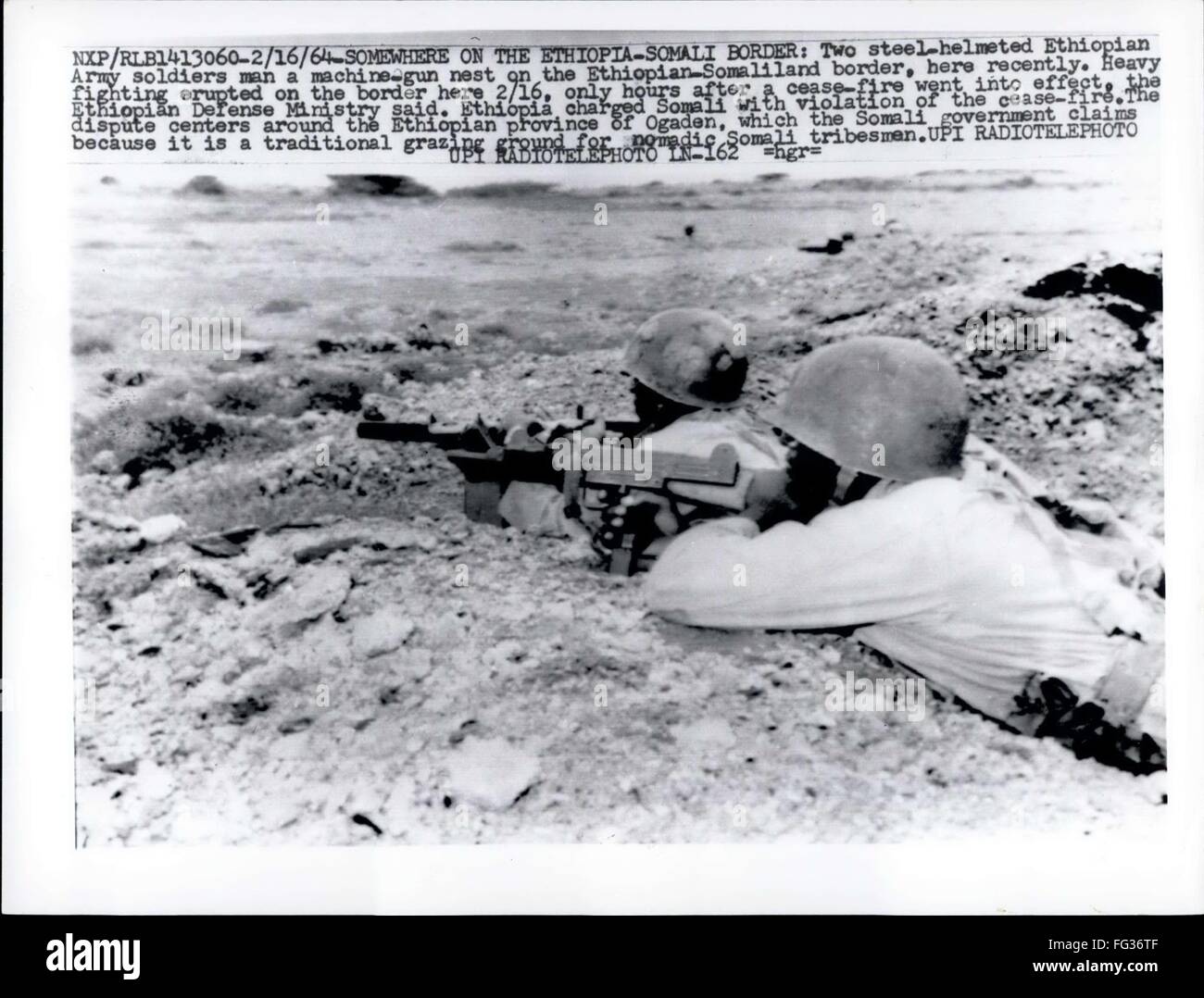 1964 - irgendwo auf der Äthiopien - Grenze zu Somalia: zwei Stahl behelmte äthiopische Armee Soldaten Mann eine Maschinengewehr als nächstes an der äthiopischen Somaliand Grenze, hier vor kurzem. Schwere Kämpfe brachen an der Grenze hier 2/16, nur Stunden nachdem ein Waffenstillstand in Kraft trat, die äthiopische Verteidigungsministerium sagte. Äthiopien beauftragt Somali mit Verletzung des Waffenstillstandes. Der Streit dreht sich um die äthiopische Provinz Ogaden, die die somalische Regierung behauptet, denn es eine traditionelle Beweidung Boden für nomadischen Somali Stammesangehörige ist. © Keystone Bilder USA/ZUMAPRESS.com/Alamy Live-Nachrichten Stockfoto