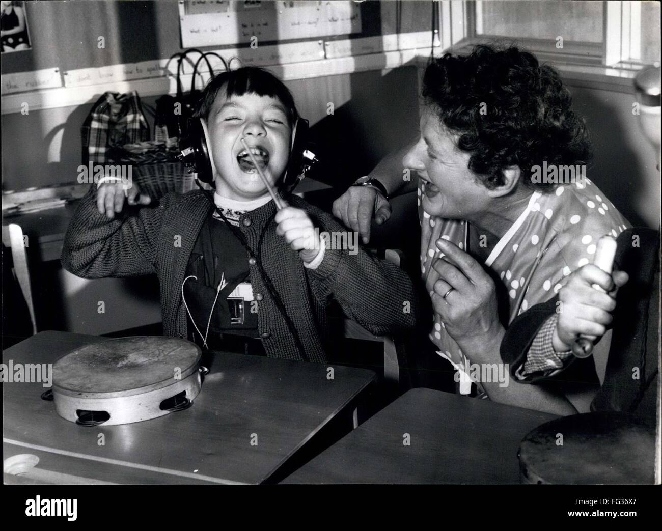 1973 - Kopfhörer Musik Kinder lernen Schule - was Spaß. Sie haben einen Ball. In der Musikklasse gibt es nie ein langweiligen Moment. Hier singt Lehrerin Frau Dorothy Marriott zusammen mit acht-jährige Anita Taylor während der Musikstunde. Die Musik auf die Ohren über Kopfhörer übertragen wird und sie lieben nur so einen einfache Sache Anruf Klang. © Keystone Bilder USA/ZUMAPRESS.com/Alamy Live-Nachrichten Stockfoto