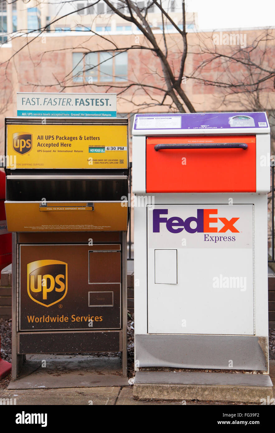 UPS und FedEx drop Boxen, USA Stockfoto