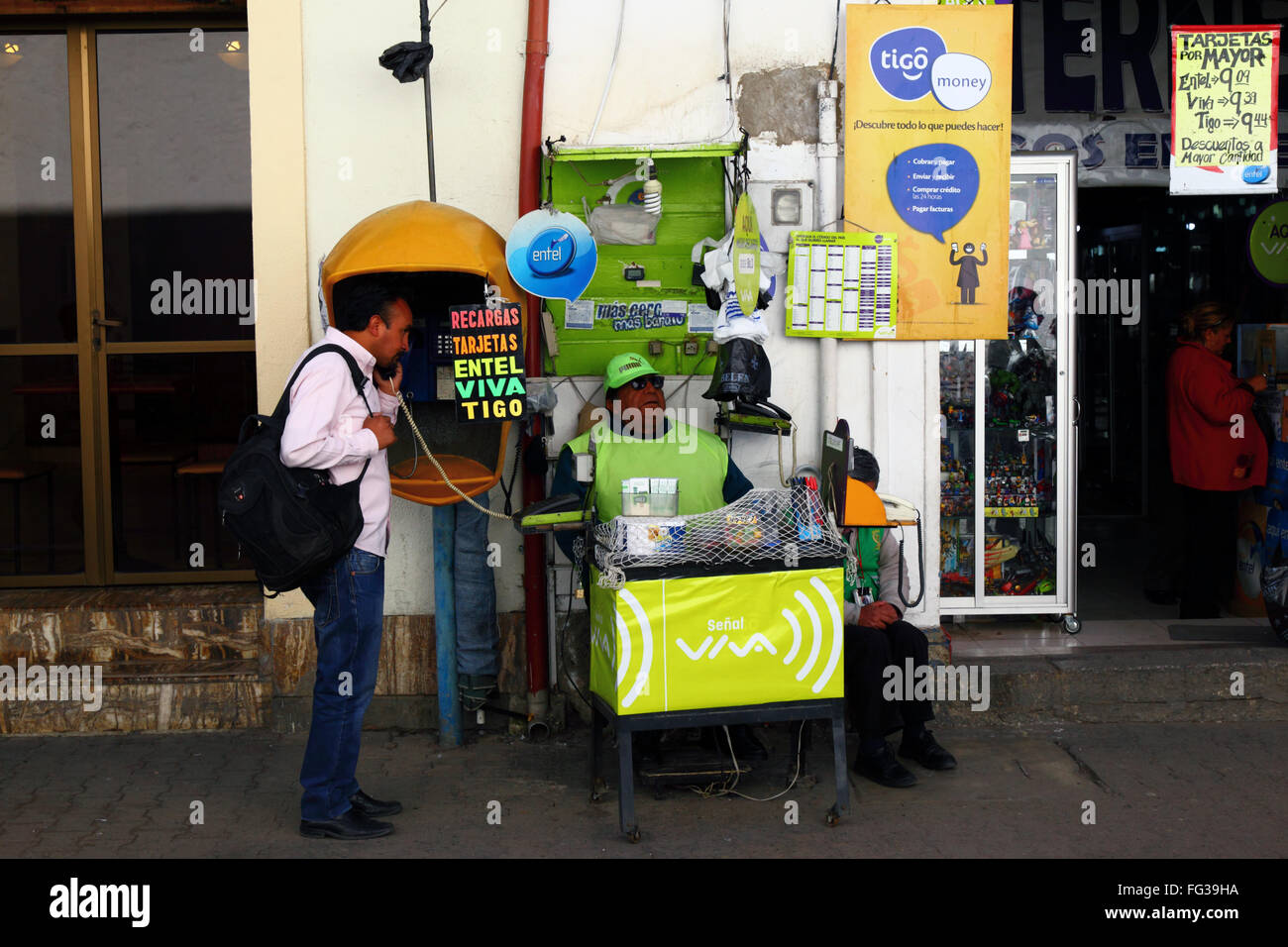 Stall bietet verschiedene Telefondienste (einschließlich Aufladen Handy-Kredit) außerhalb Shop in der Straße, La Paz, Bolivien Stockfoto