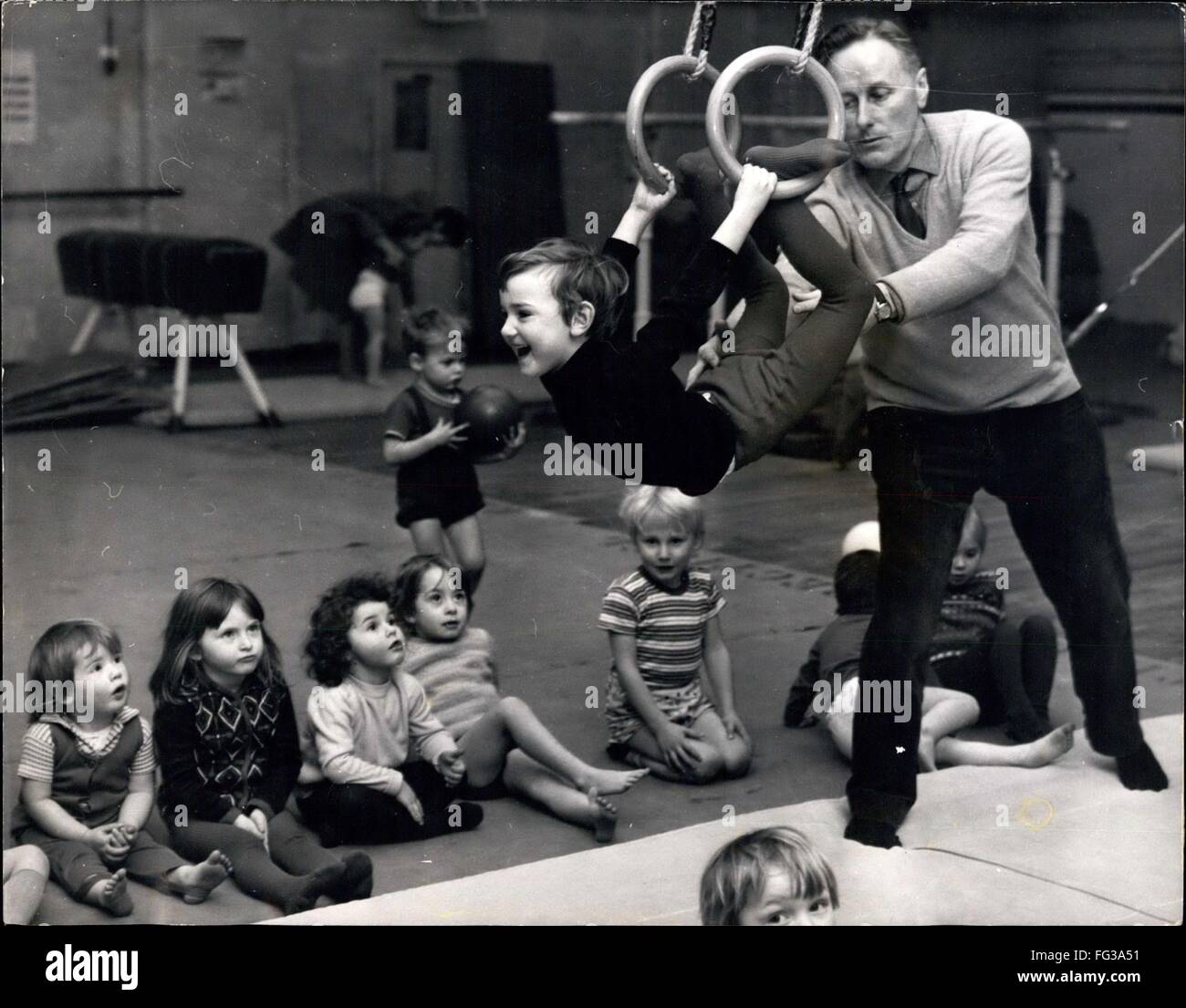 1983 - vorab - training für die Olympischen Spiele 1984? Großbritanniens mangelnde Erfolge in der internationalen Gymnastik soll die Ergebnisse der Mangel an einzelnen Aufgeschlossenheit und konzentriertes Training zu sein, aber jetzt, endlich, scheint es, wir haben eine Mannschaft, die bereits begonnen haben, Training für die 1984 Olympia. Unabhängig davon, ob sie erwies sich als einzigen werden aufgeschlossen, obwohl, ist schwer zu sagen - denn keiner dieser angehende Sportler mehr als fünf Jahre alt ist. Unter der fachkundigen Führung von Jim und Pauline Prestige haben Parsets der 19 Jahre alten Maria, einer von Großbritanniens oberen Gymnasts - diese Kinder von ihren Müttern begleitet Stockfoto