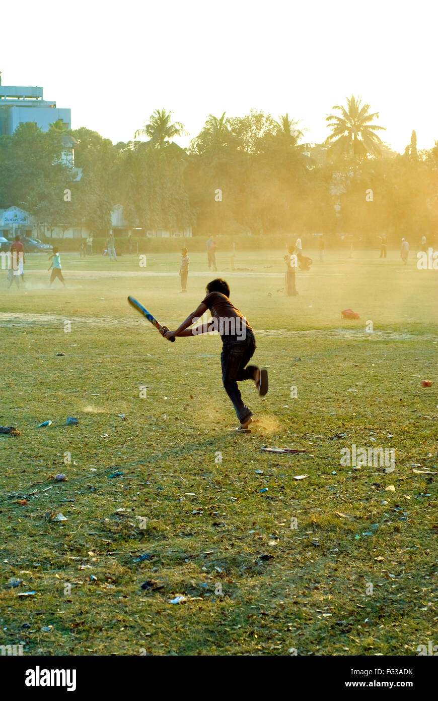 Junge Aktion während Spiel Cricket auf Boden zu zucken; Dhaka; Bangladesch Stockfoto