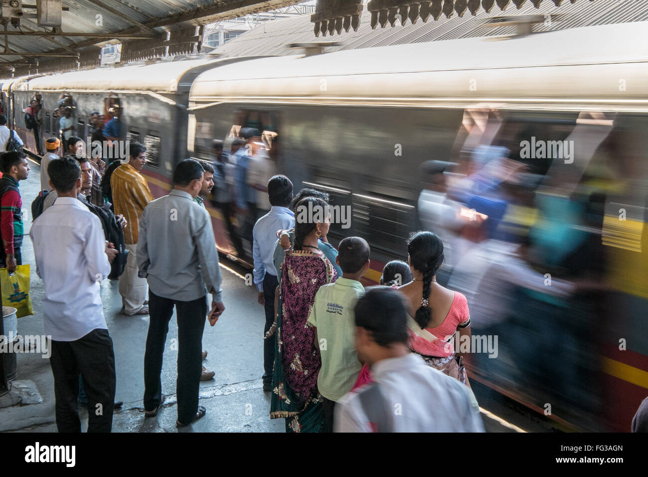 Pendler boarding Zug bei Besetzt suburban Station (kurla) auf die Mumbai Schienennetz Stockfoto