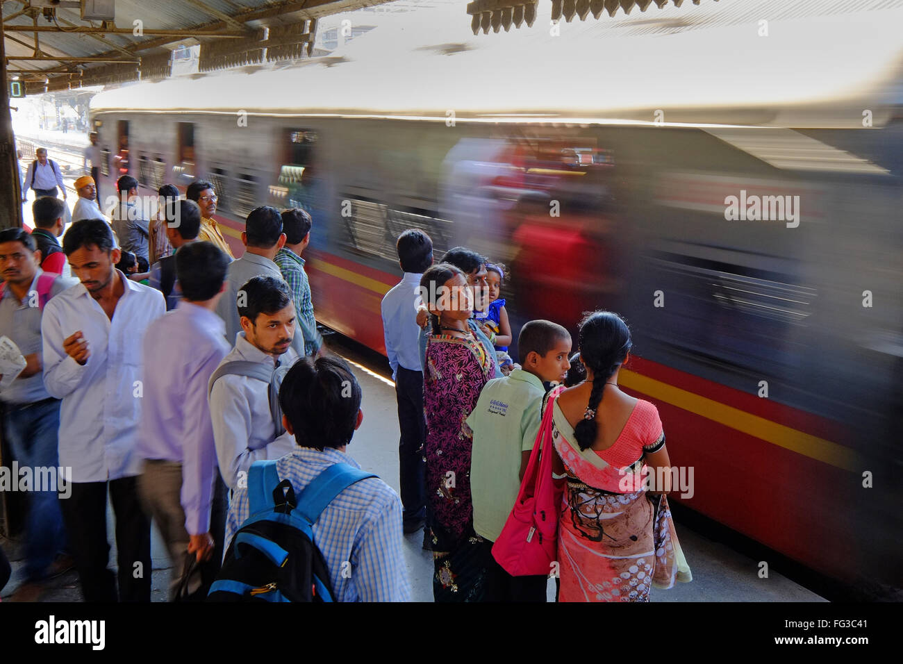 Zug Eingabe Besetzt suburban Station (kurla) auf die Mumbai Schienennetz Stockfoto