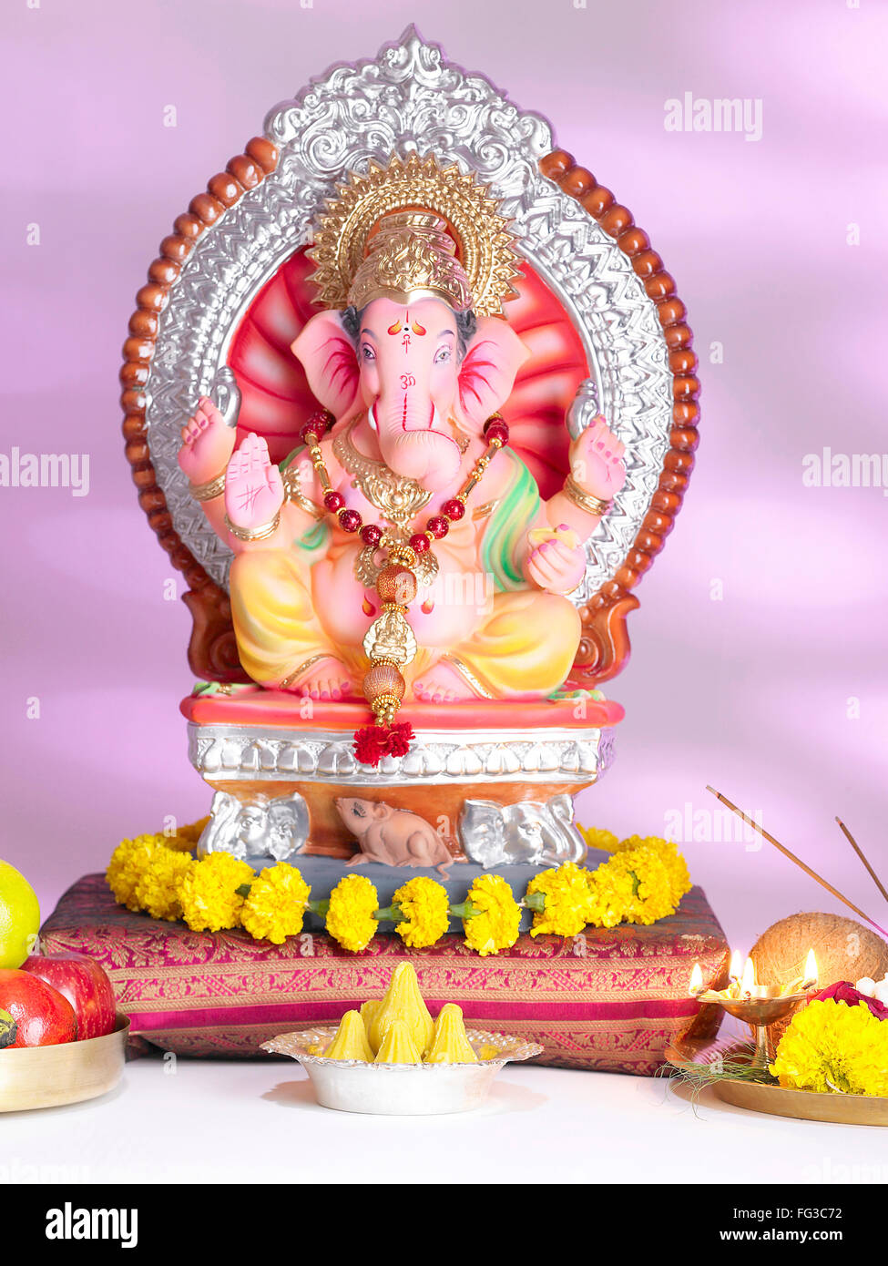 Schöpfer Gott Ganpati Ganpati montiert auf große Ratte auf Prozession von Ganesh chaturthi Stockfoto
