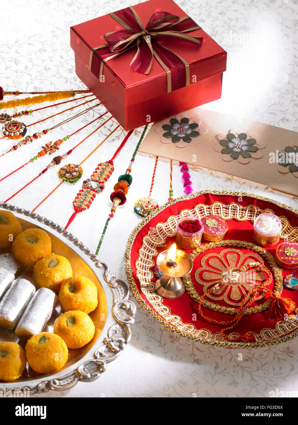 Rakhis Süßigkeiten Pralinen Diya ordnen in Thali mit Geschenk-Box auf Raksha festival Stockfoto