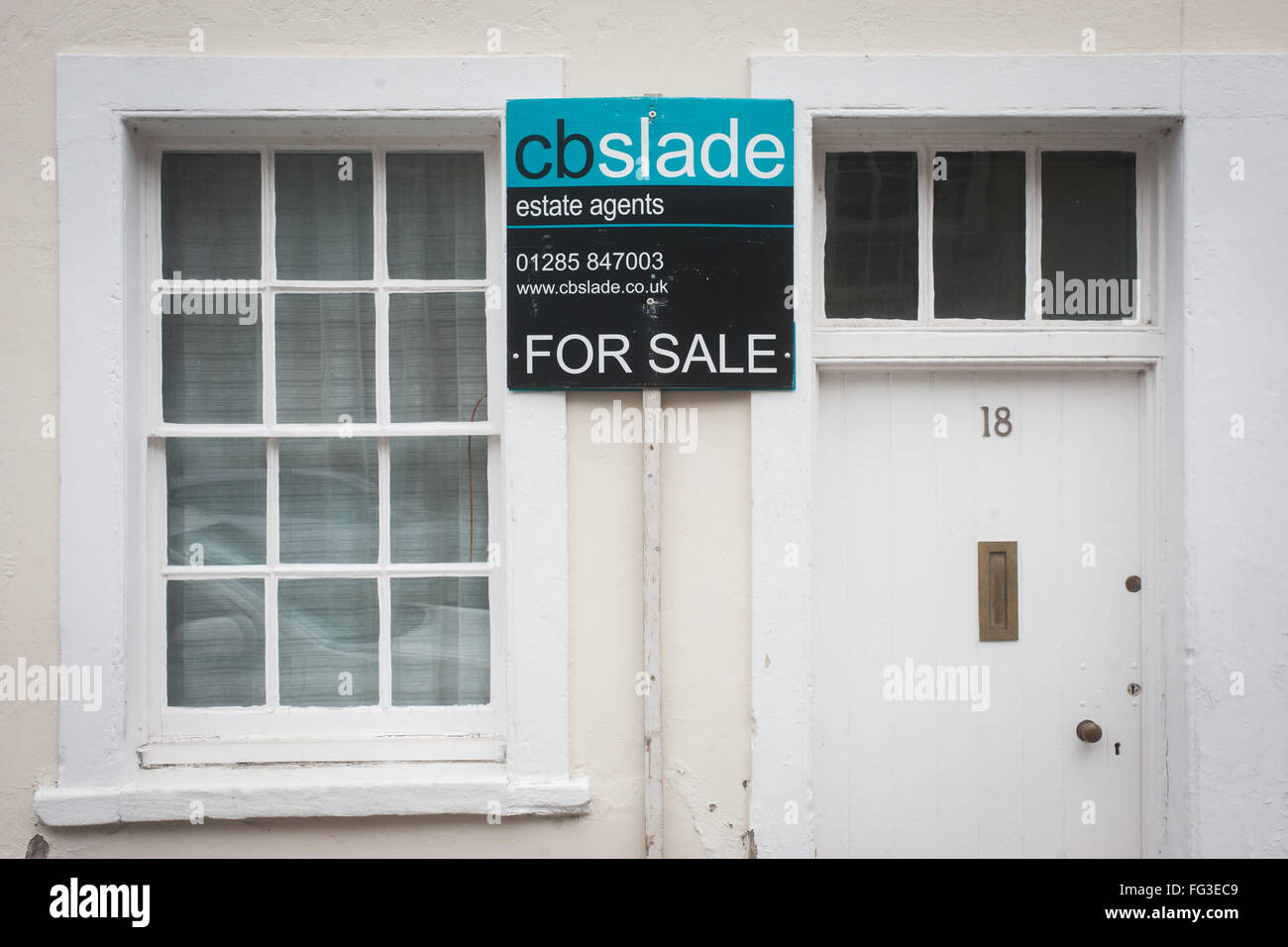 Haus zu verkaufen mit Immobilienmaklern board Stockfoto