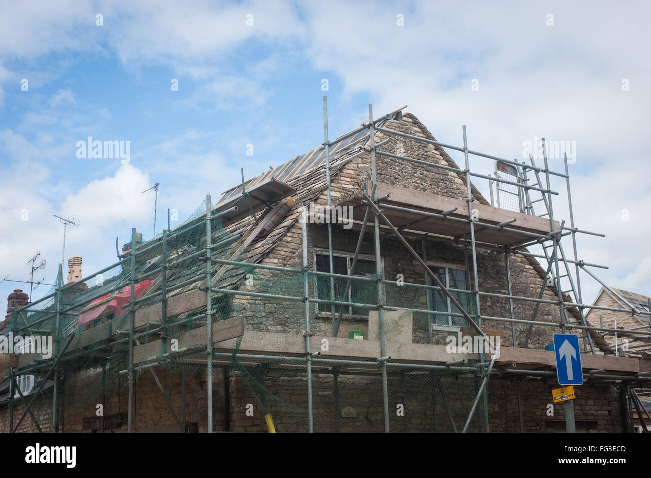 Neues Dach auf ein altes Steinhaus Cotswold ersetzt wird Stockfoto