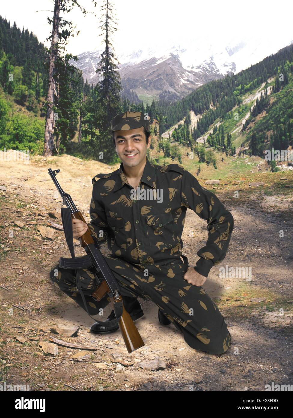 Indische Armee Soldat Ak 47 Maschinengewehr in der hand Berg im Hintergrund Herr Stockfoto