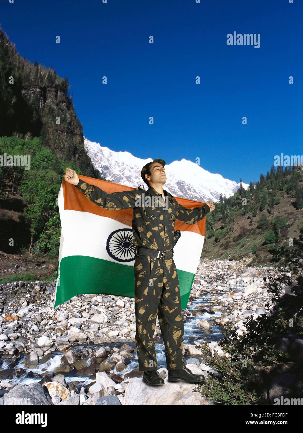 Indische Armee Soldat mit nationalen Flagge auf seinem Hintern Berg im Hintergrund Herr Stockfoto