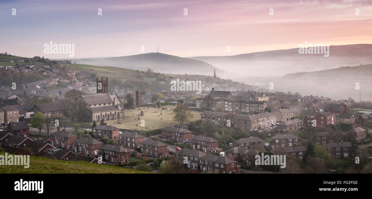 Ein kleines Bauerndorf in der britischen Landschaft im Peak District, UK. Stockfoto