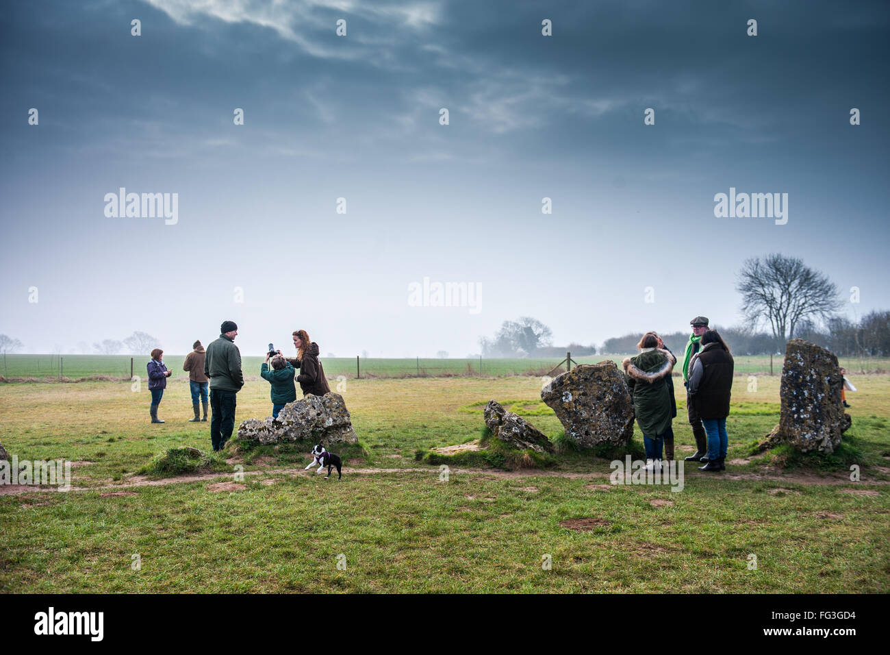 Familien warten total Solar eclipse bei Sonnenaufgang, gesehen bei Rollright Stones, in der Nähe von Chippng Norton, Oxfordshire, Vereinigtes Königreich Stockfoto