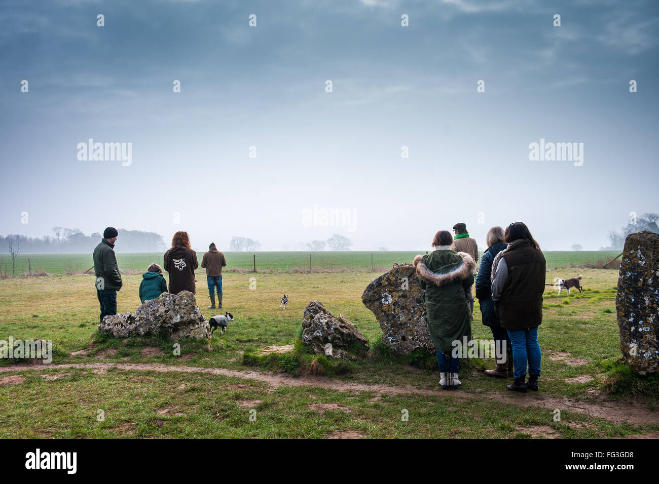 Familien warten total Solar eclipse bei Sonnenaufgang, gesehen bei Rollright Stones, in der Nähe von Chippng Norton, Oxfordshire, Vereinigtes Königreich Stockfoto